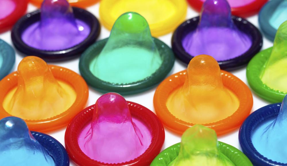 Innovatieve condooms gebruiken met een escort